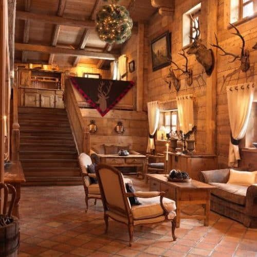 Salon chaleureux en bois d’un hôtel de montagne